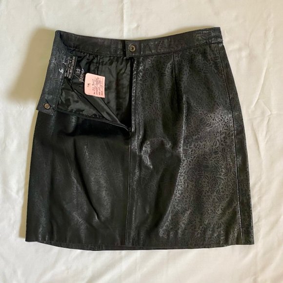 Elegant Black Mini Skirt - Picture 4 of 5